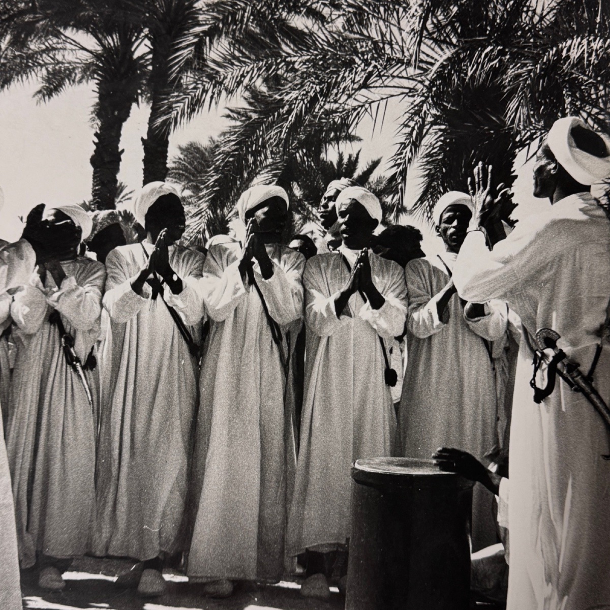 Photo noir et blanc 1960 représentant un groupe d'Orientaux -photo-2