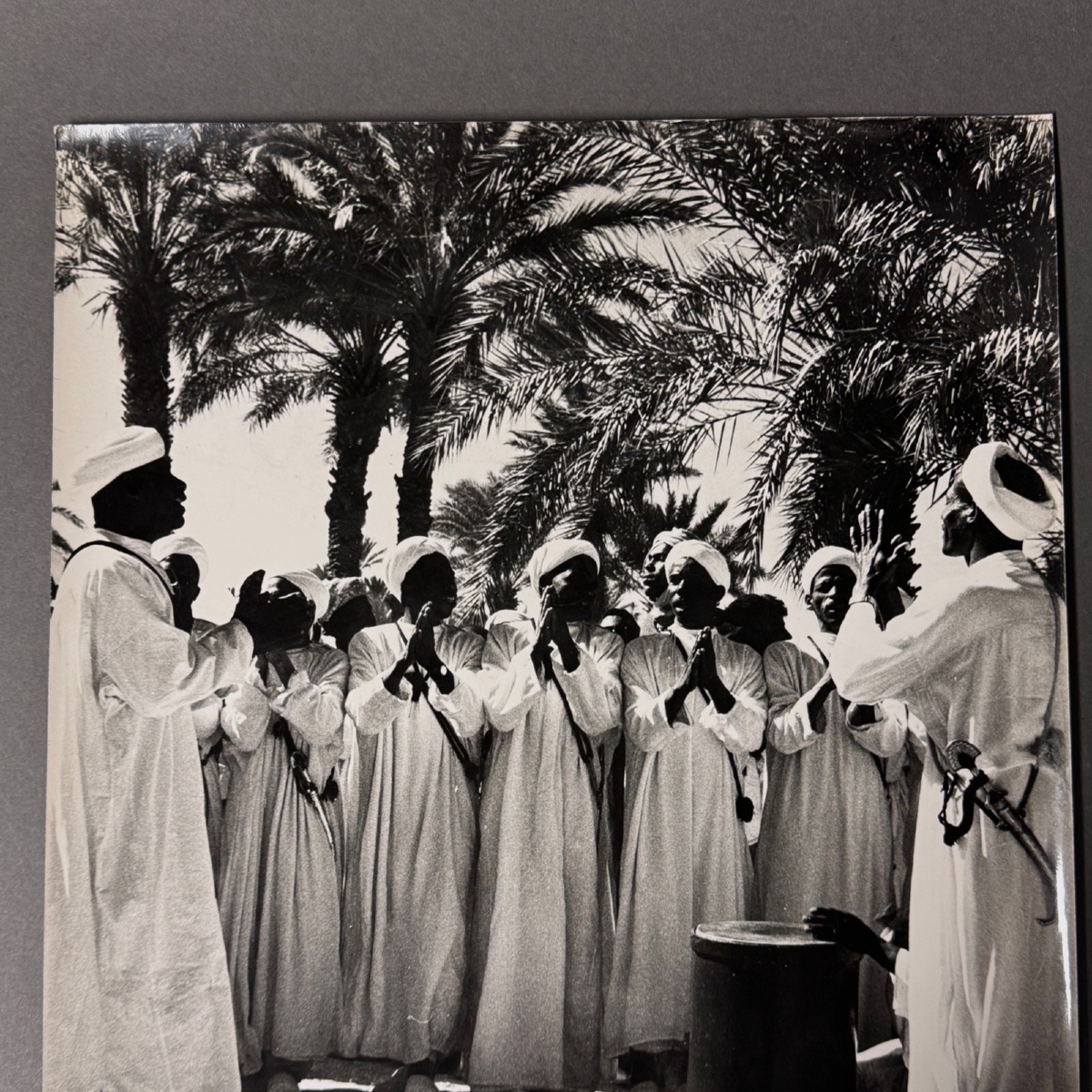 Photo noir et blanc 1960 représentant un groupe d'Orientaux -photo-3