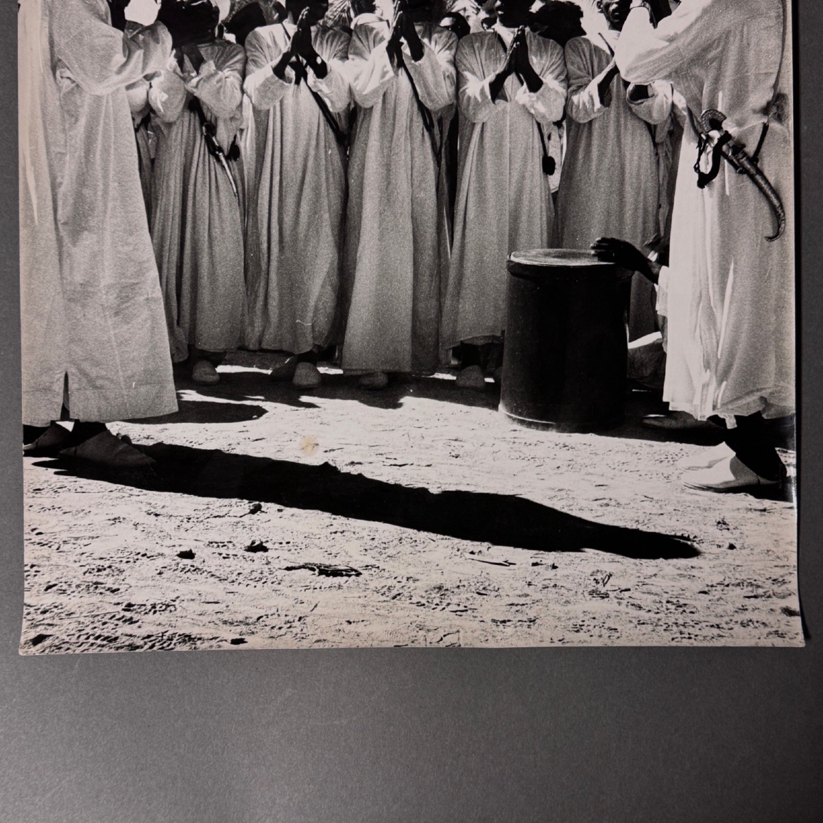 Photo noir et blanc 1960 représentant un groupe d'Orientaux -photo-4