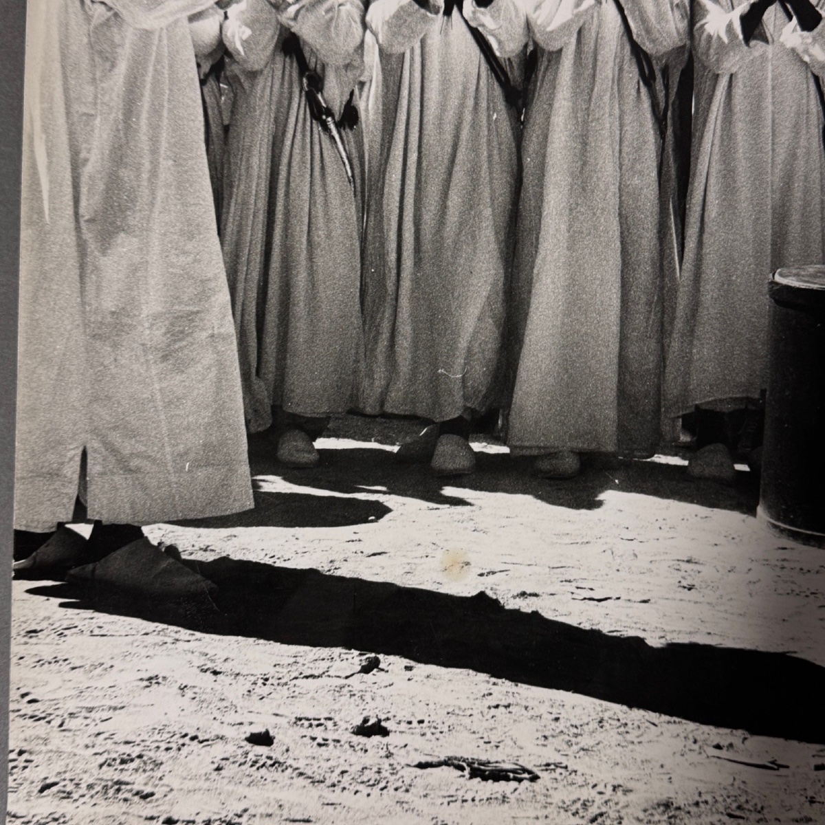 Photo noir et blanc 1960 représentant un groupe d'Orientaux -photo-1
