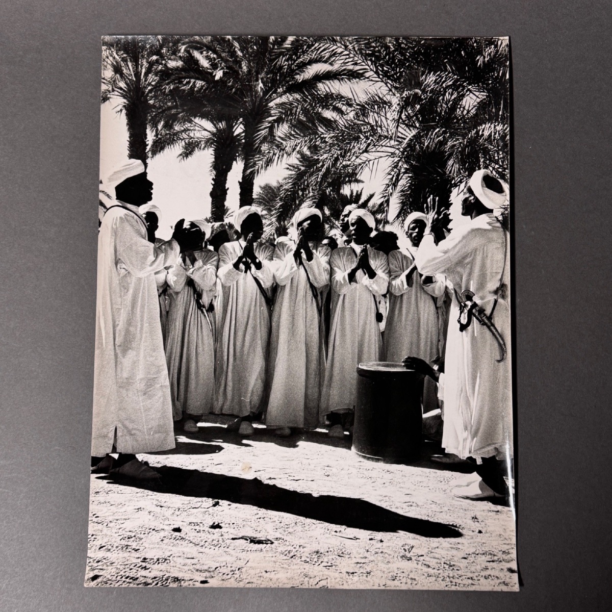 Photo noir et blanc 1960 représentant un groupe d'Orientaux 