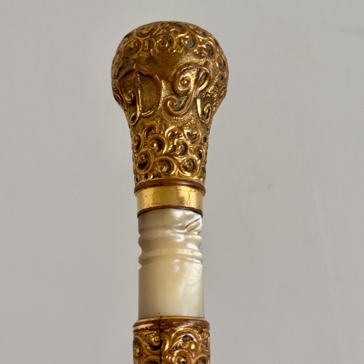 Petite canne ou baguette de chef d'orchestre fin XIXe métal doré et nacre -photo-1