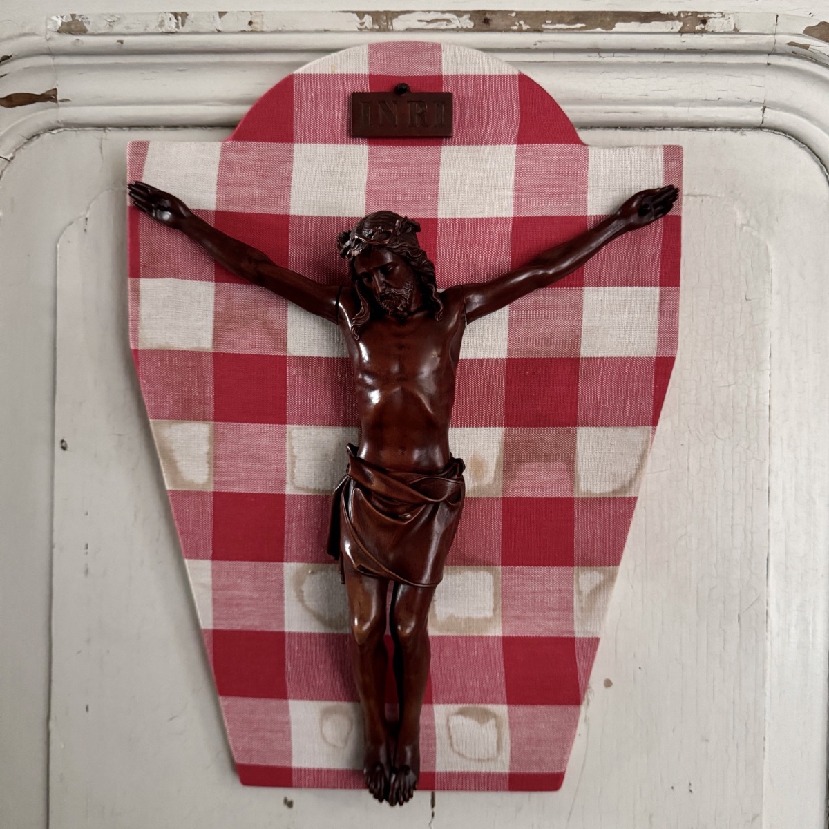 A Finely Crafted 18th-century Carved Wooden Crucifix Made Of Walnut -photo-2
