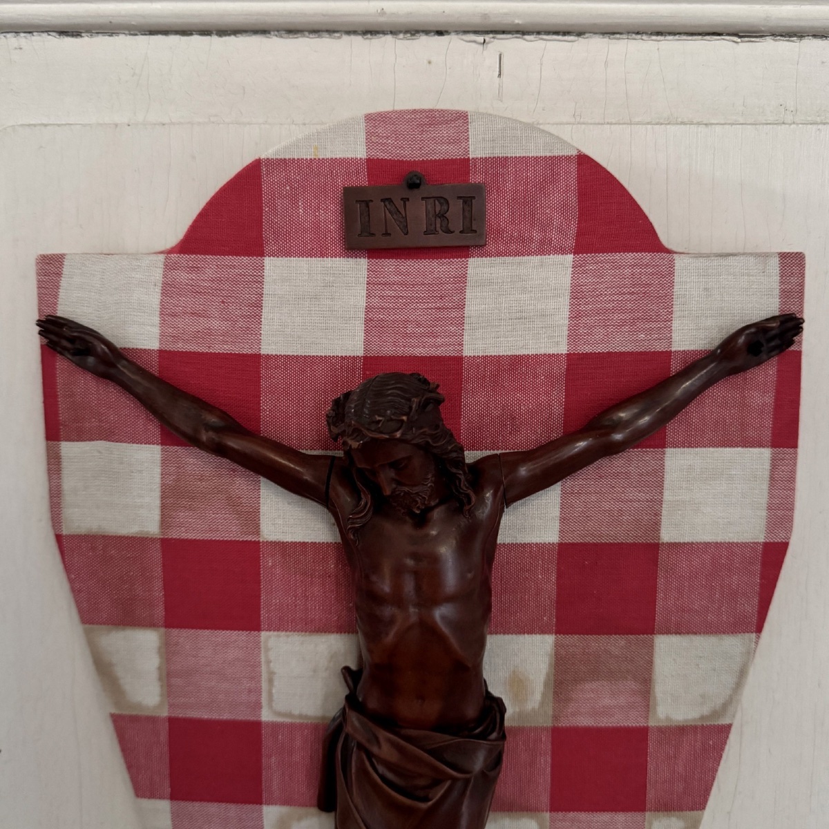 A Finely Crafted 18th-century Carved Wooden Crucifix Made Of Walnut -photo-3