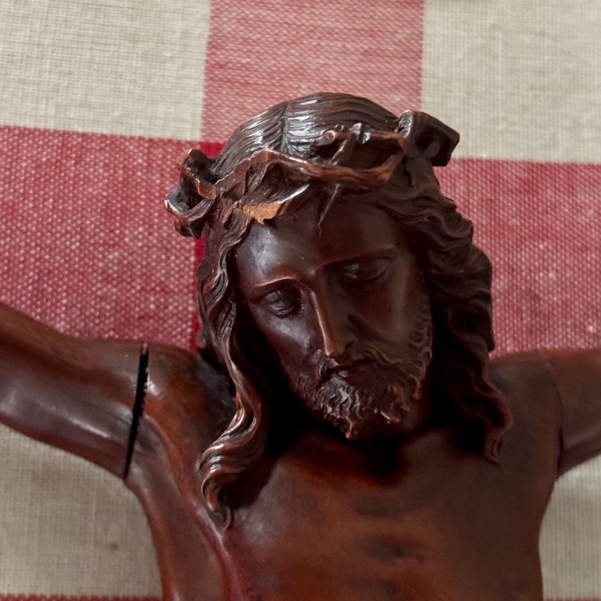 A Finely Crafted 18th-century Carved Wooden Crucifix Made Of Walnut -photo-4