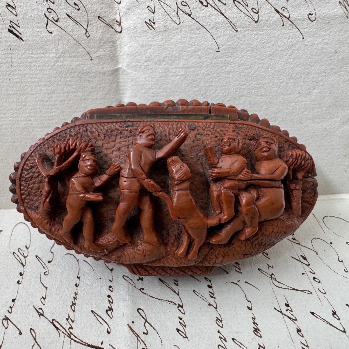 Tabatière en corozo début du XIXe marins sculptés en ronde-bosse -photo-4