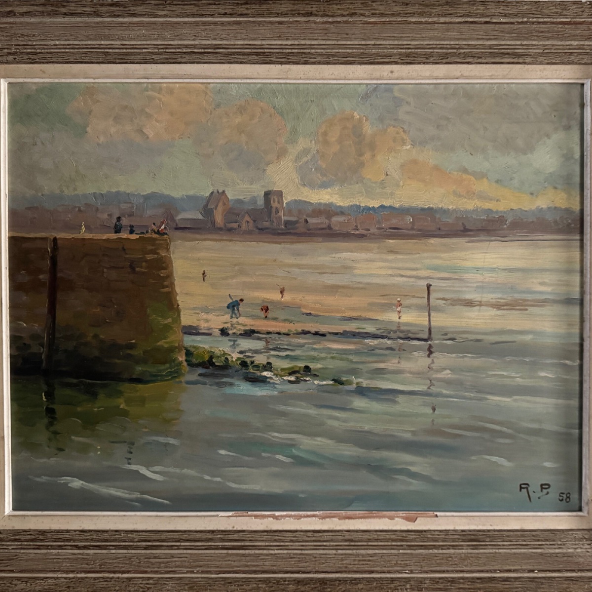 Huile sur Isorel bord de plage avec pêcheurs à pied 1958 par R.P. -photo-2