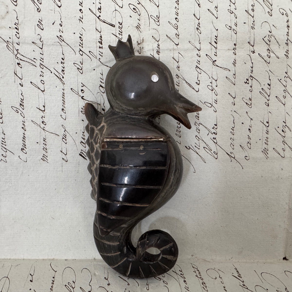 Tabatière en corne en forme d'hippocampe début XXe