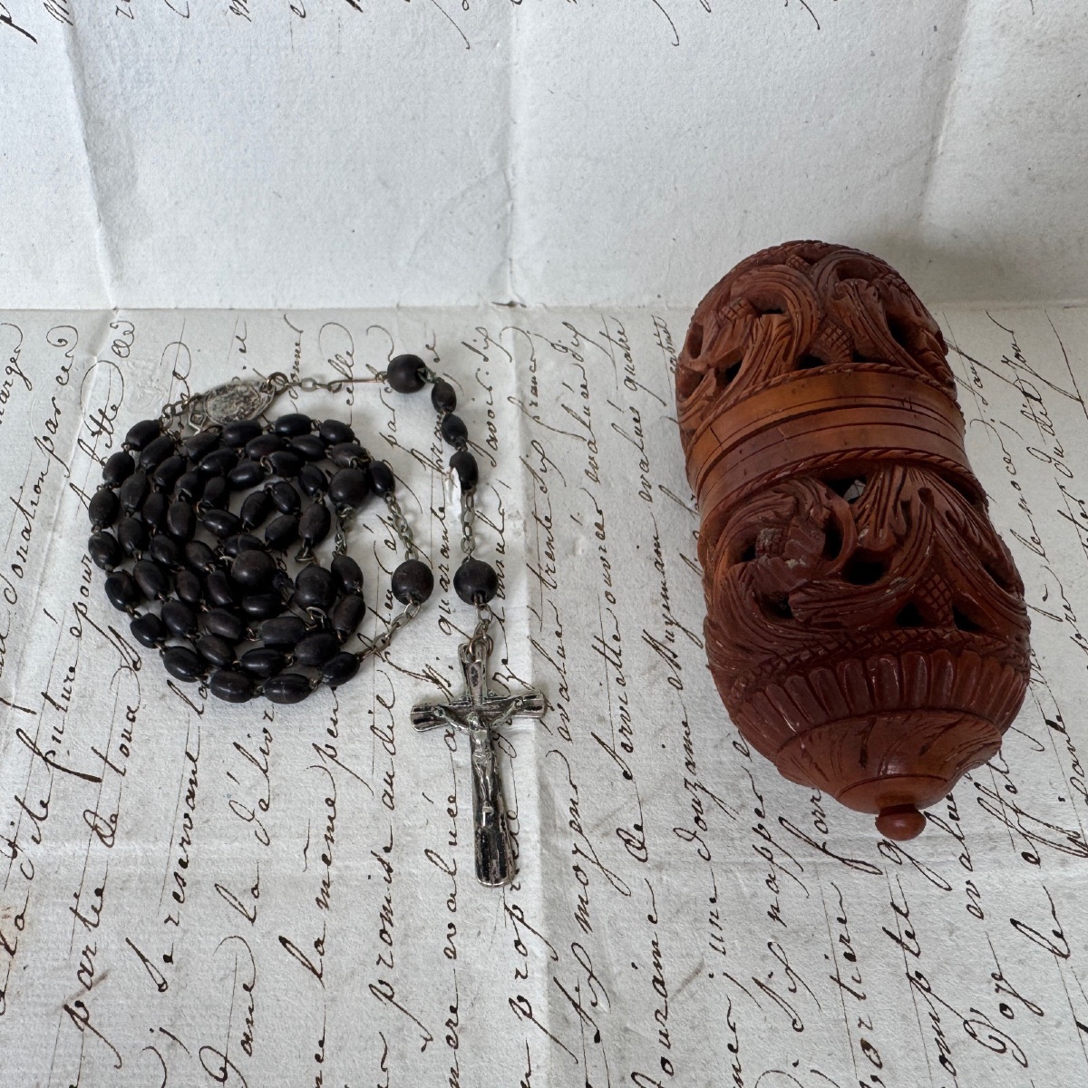 19th-century Carved Corozo Egg-shaped Rosary Case-photo-3