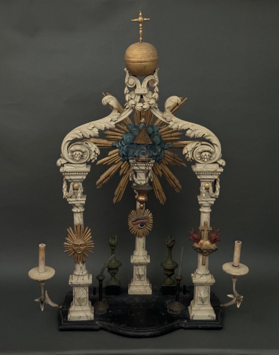 Autel maçonnique XIXe en bois sculpté polychrome 