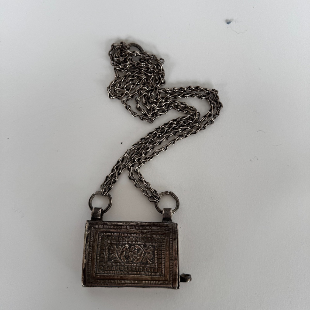 Boîte à Coran en argent pendentif oriental ancien avec chaîne décor gravé-photo-2