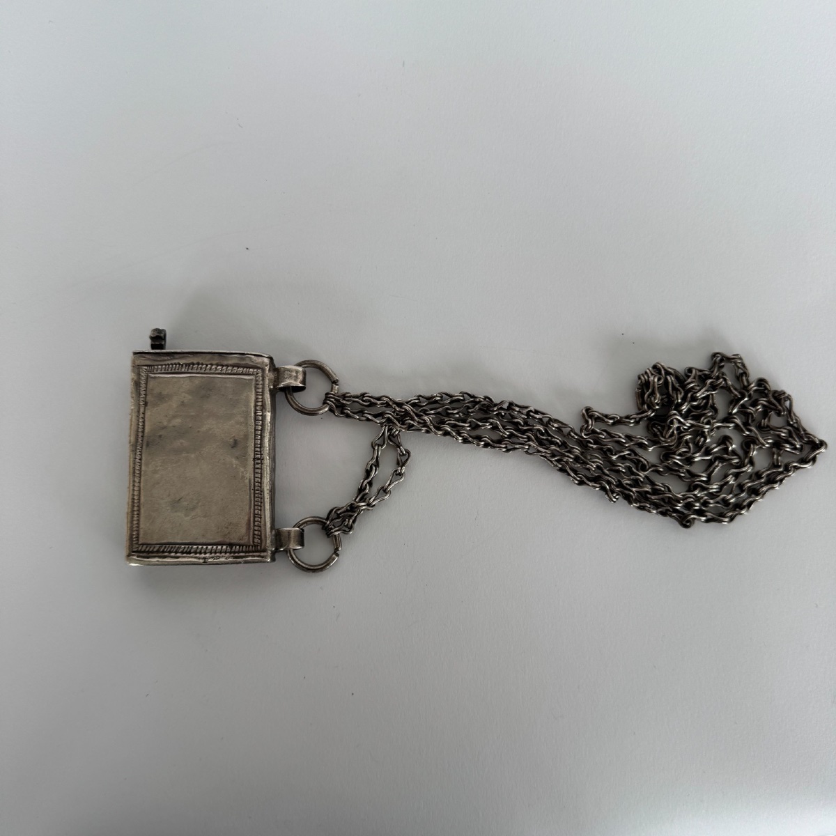 Boîte à Coran en argent pendentif oriental ancien avec chaîne décor gravé-photo-1