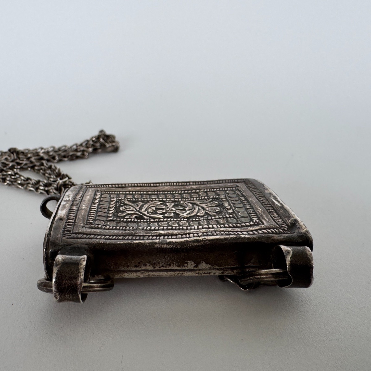 Boîte à Coran en argent pendentif oriental ancien avec chaîne décor gravé-photo-4