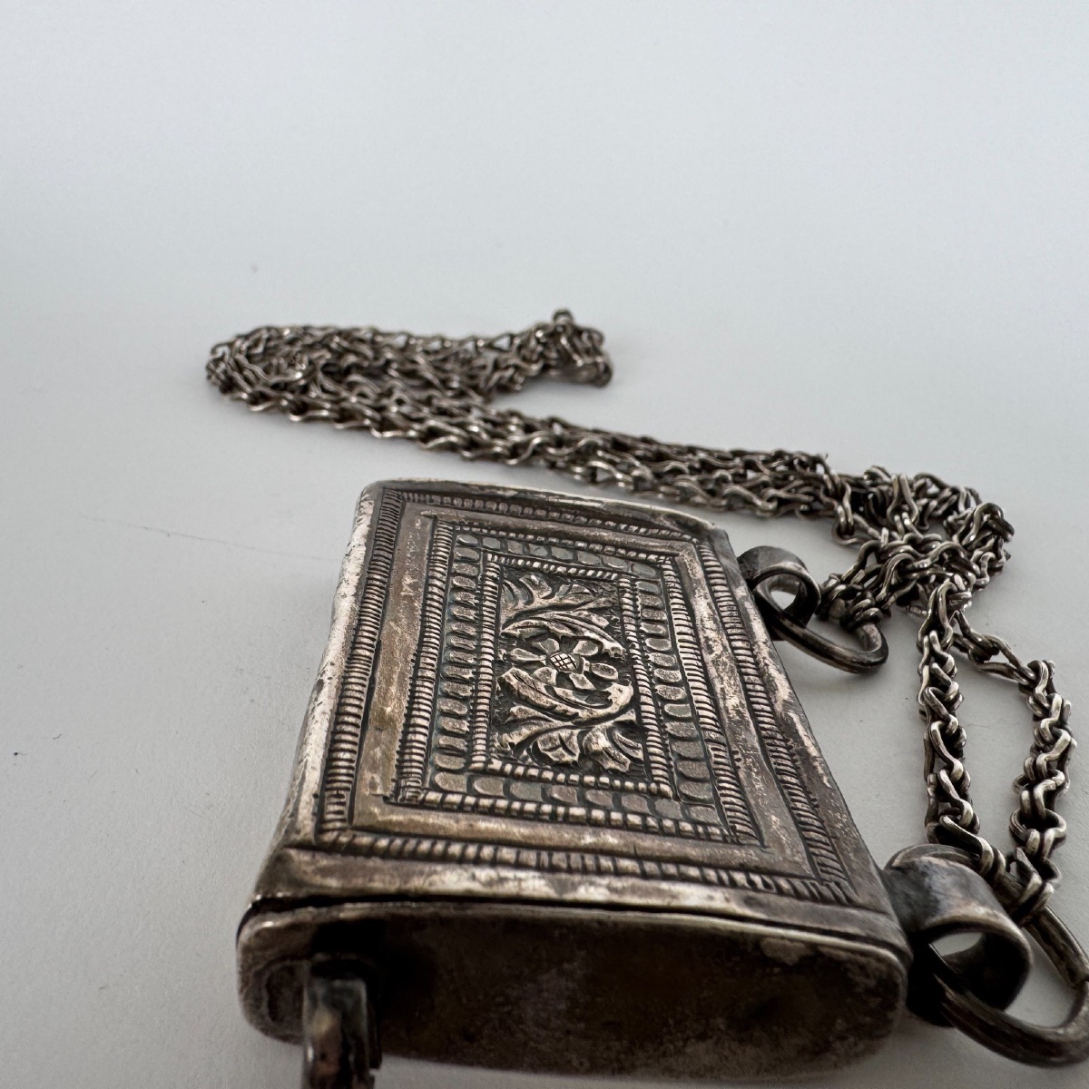 Boîte à Coran en argent pendentif oriental ancien avec chaîne décor gravé-photo-6