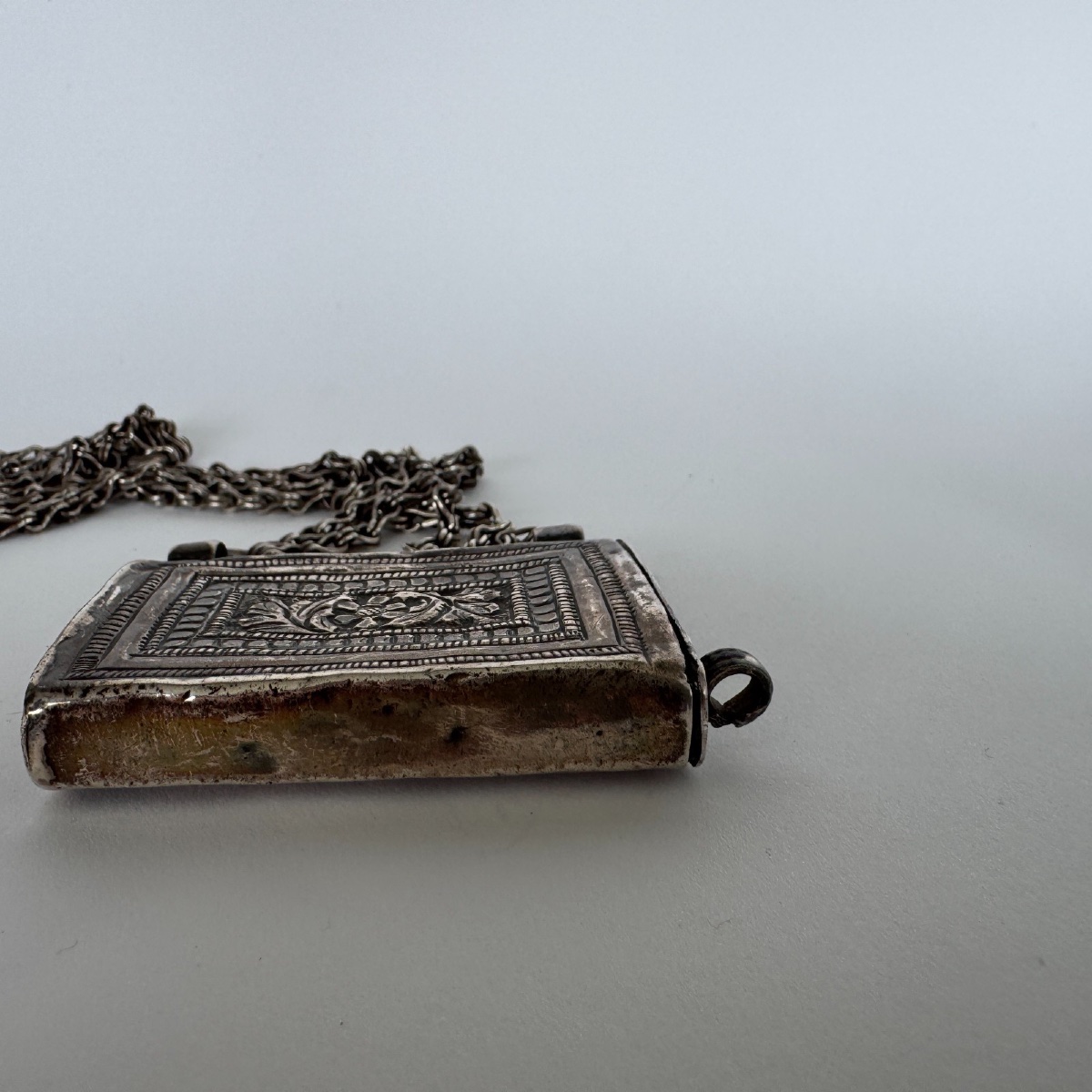 Boîte à Coran en argent pendentif oriental ancien avec chaîne décor gravé-photo-7