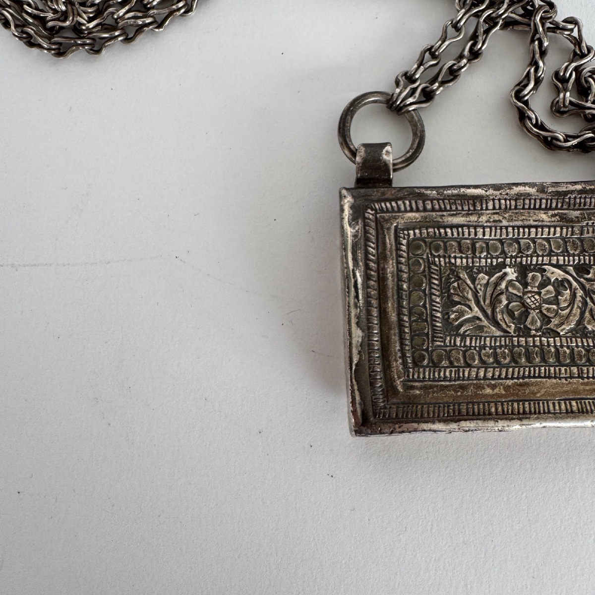 Boîte à Coran en argent pendentif oriental ancien avec chaîne décor gravé-photo-8