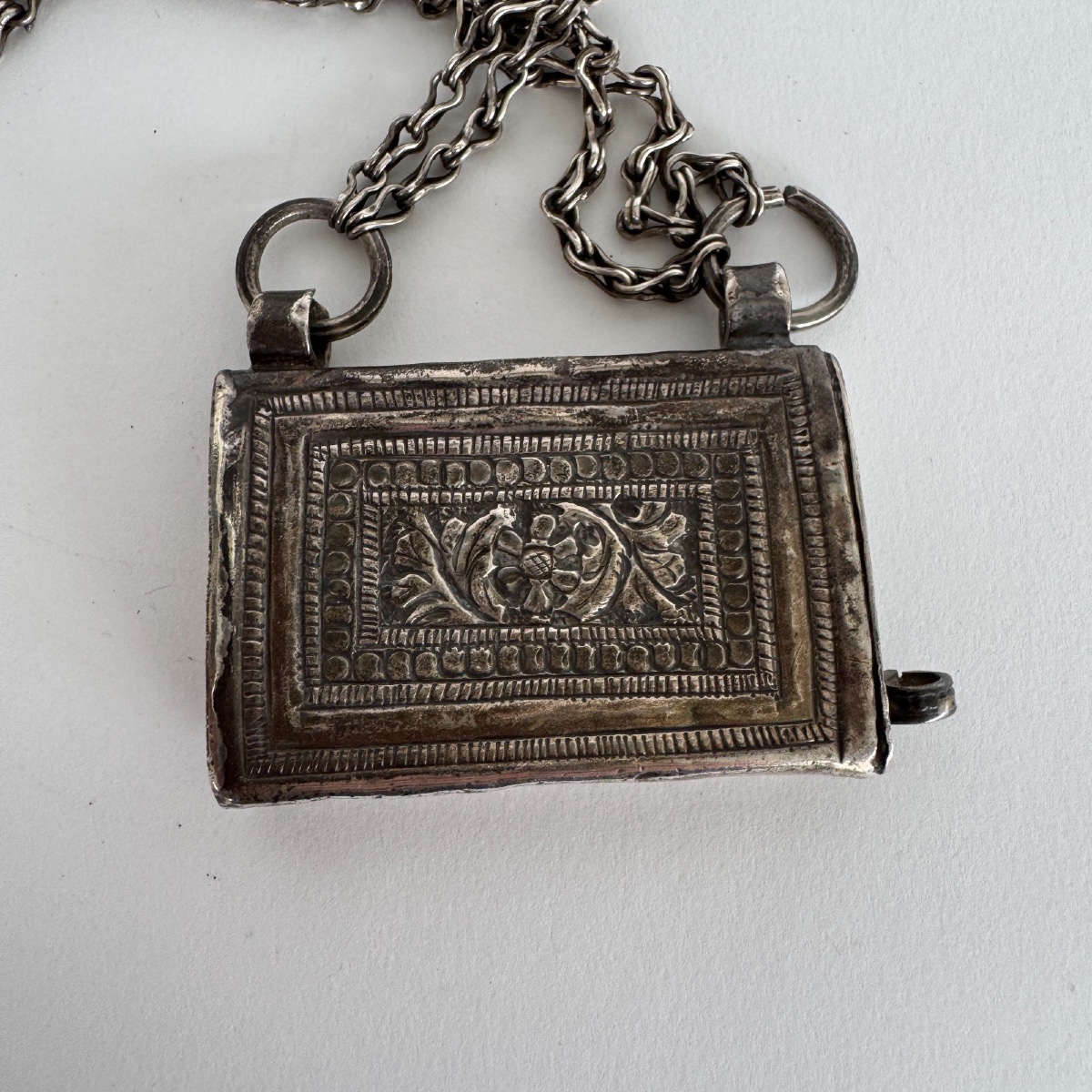 Boîte à Coran en argent pendentif oriental ancien avec chaîne décor gravé