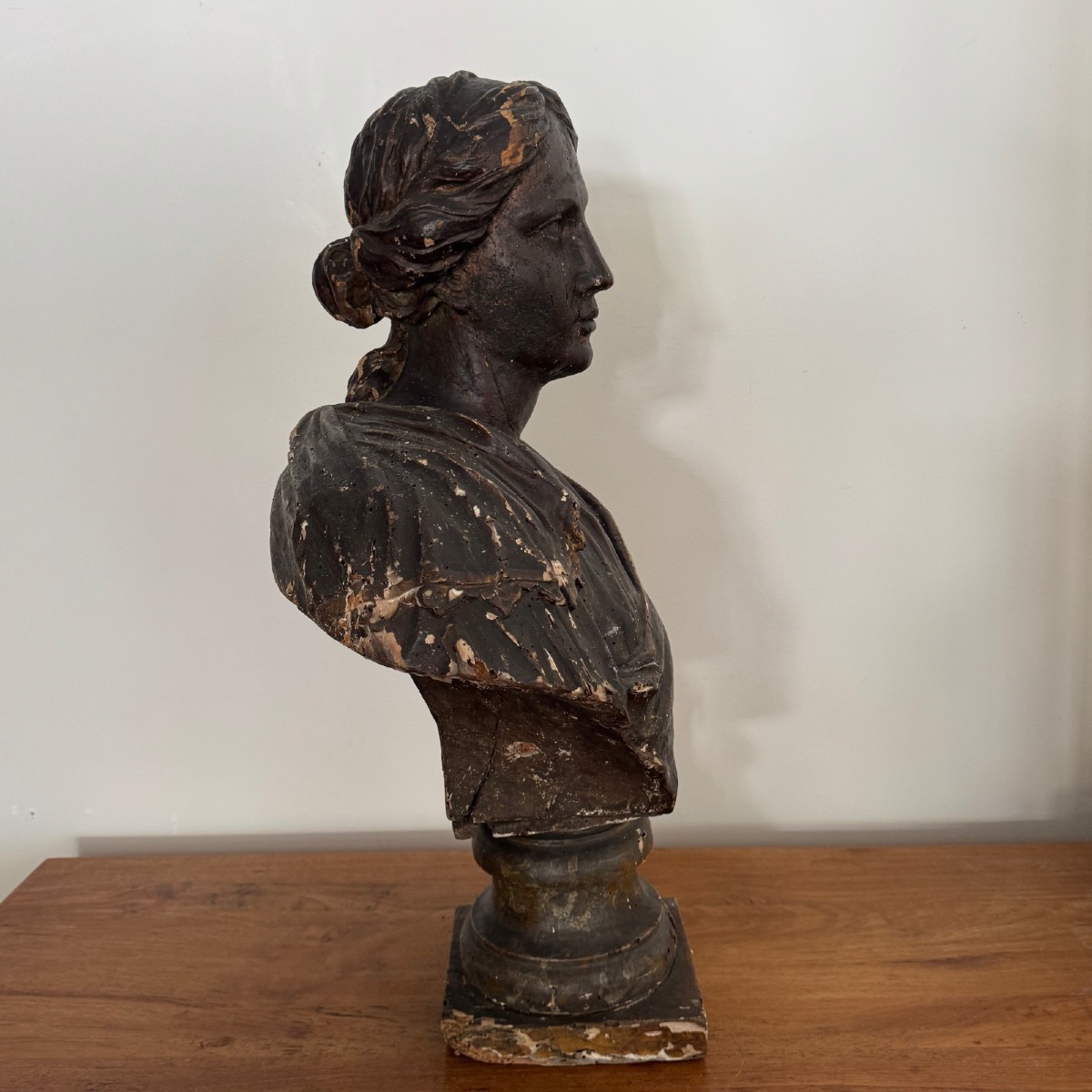 Buste à l'Antique en bois sculpté représentant une femme drapée XVIIe -photo-1