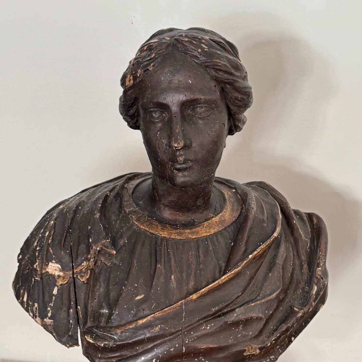 Buste à l'Antique en bois sculpté représentant une femme drapée XVIIe -photo-3