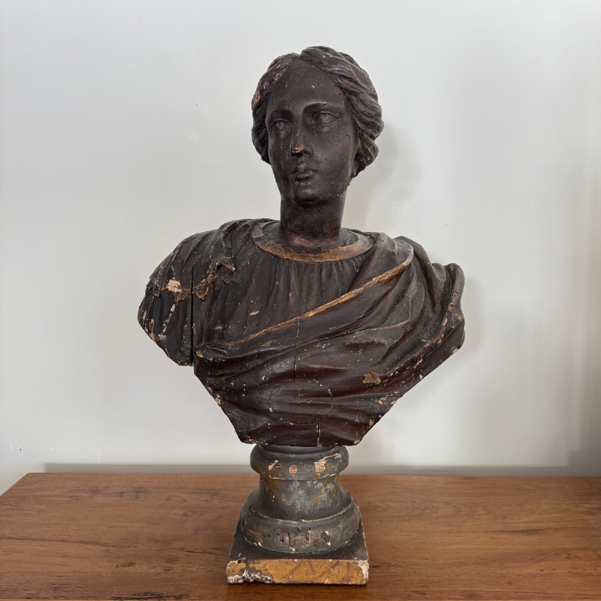 Buste à l'Antique en bois sculpté représentant une femme drapée XVIIe 