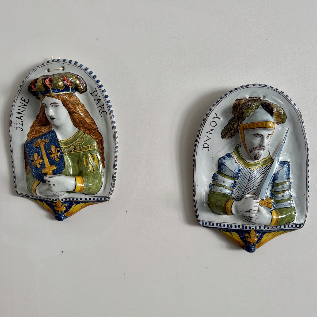 Paire d'appliques en faïence Nevers Montagnon Jeanne d'Arc et Dunoy 