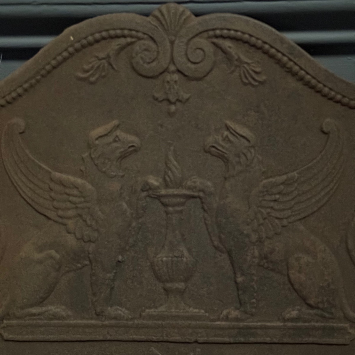 18th-century Cast-iron Mantelpiece With Griffin Decoration -photo-2