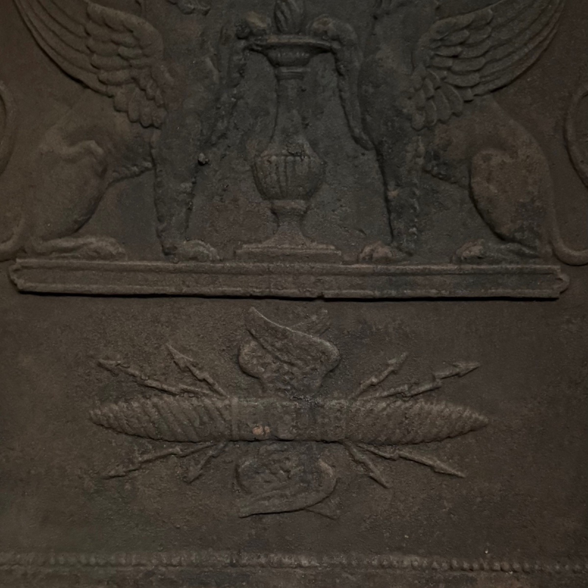 18th-century Cast-iron Mantelpiece With Griffin Decoration -photo-3