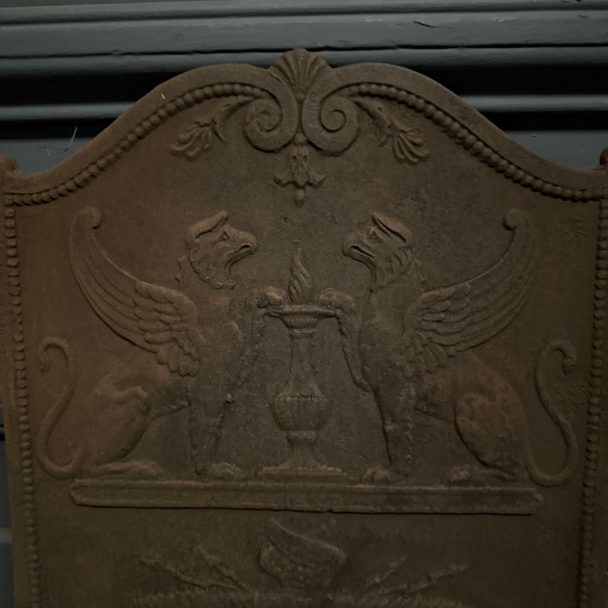 18th-century Cast-iron Mantelpiece With Griffin Decoration -photo-4