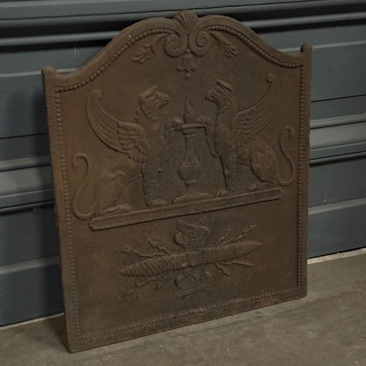 18th-century Cast-iron Mantelpiece With Griffin Decoration -photo-1