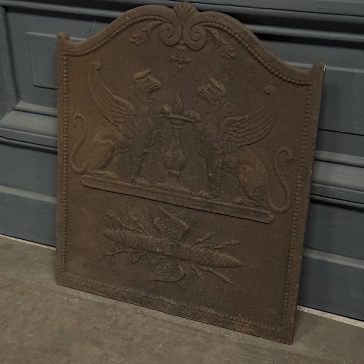 18th-century Cast-iron Mantelpiece With Griffin Decoration -photo-2