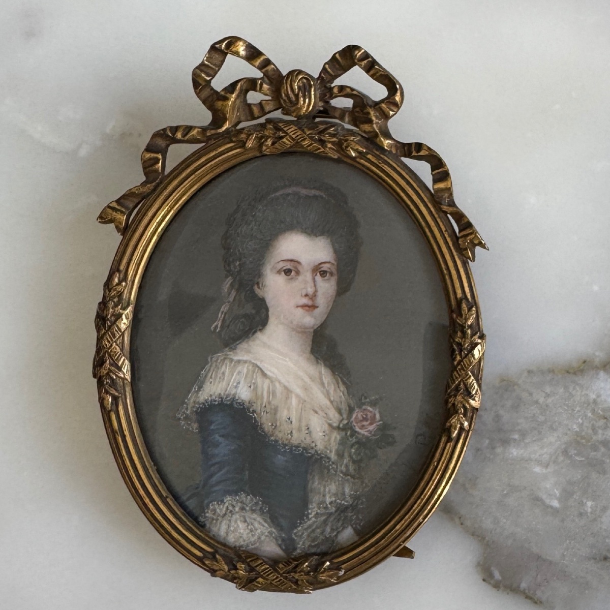 Miniature peinte à la main représentant une femme du XVIIIe par V. Pille 