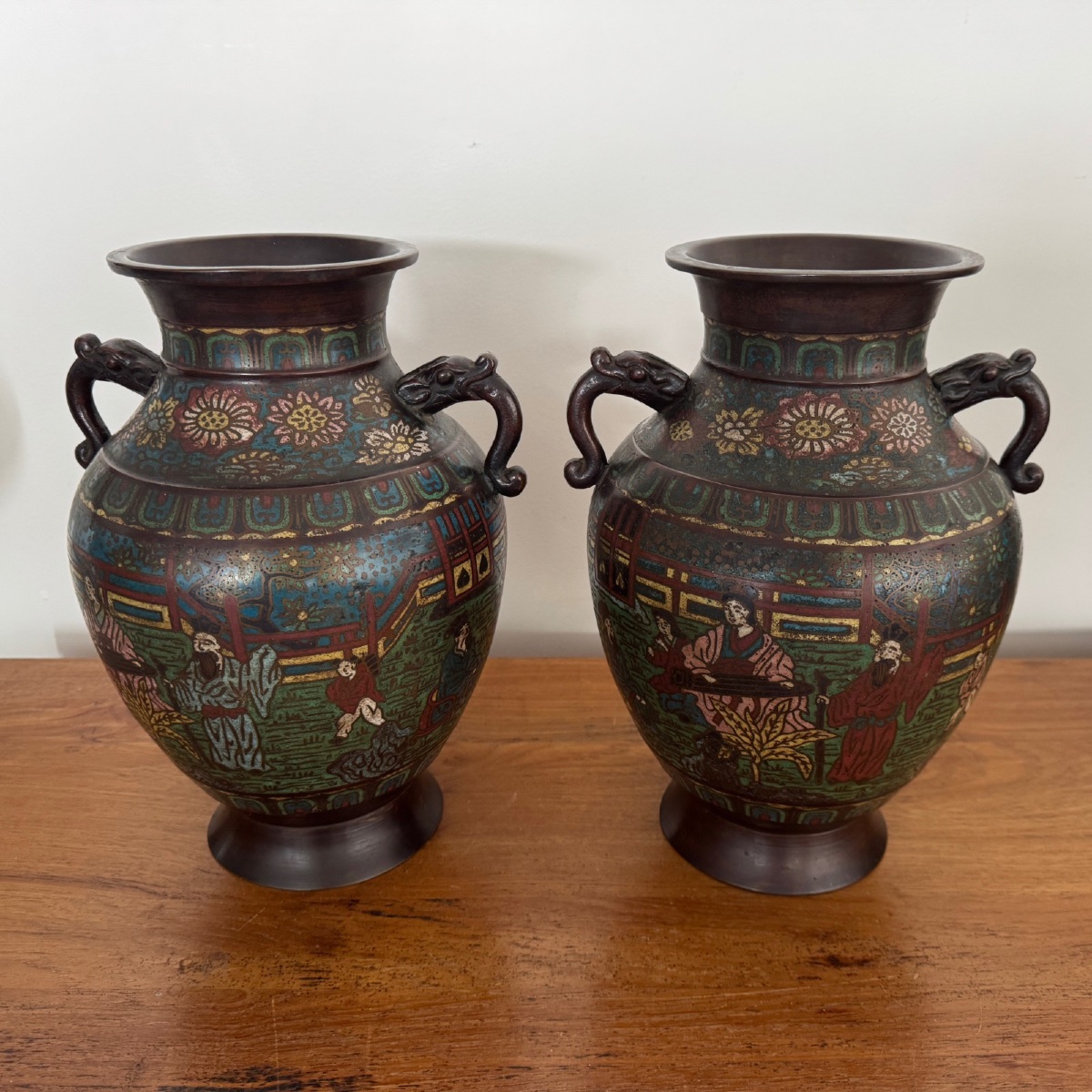 Paire de vases en bronze et émail cloisonné Japon fin XIXe