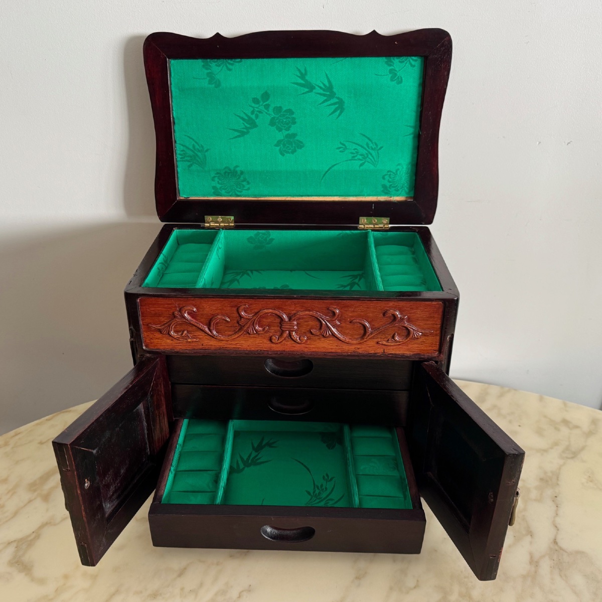Coffret boîte à bijoux Chine XXe ornée de motifs de feuillage-photo-1