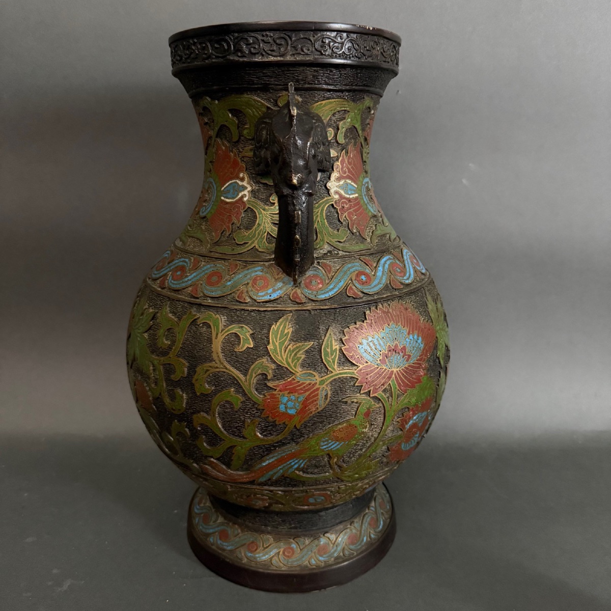 Grand vase japonais en bronze cloisonné à décor floral polychrome -photo-4