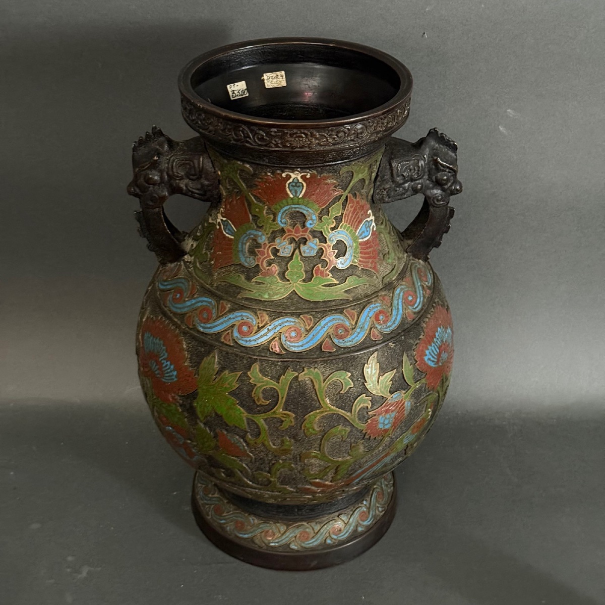 Grand vase japonais en bronze cloisonné à décor floral polychrome -photo-1