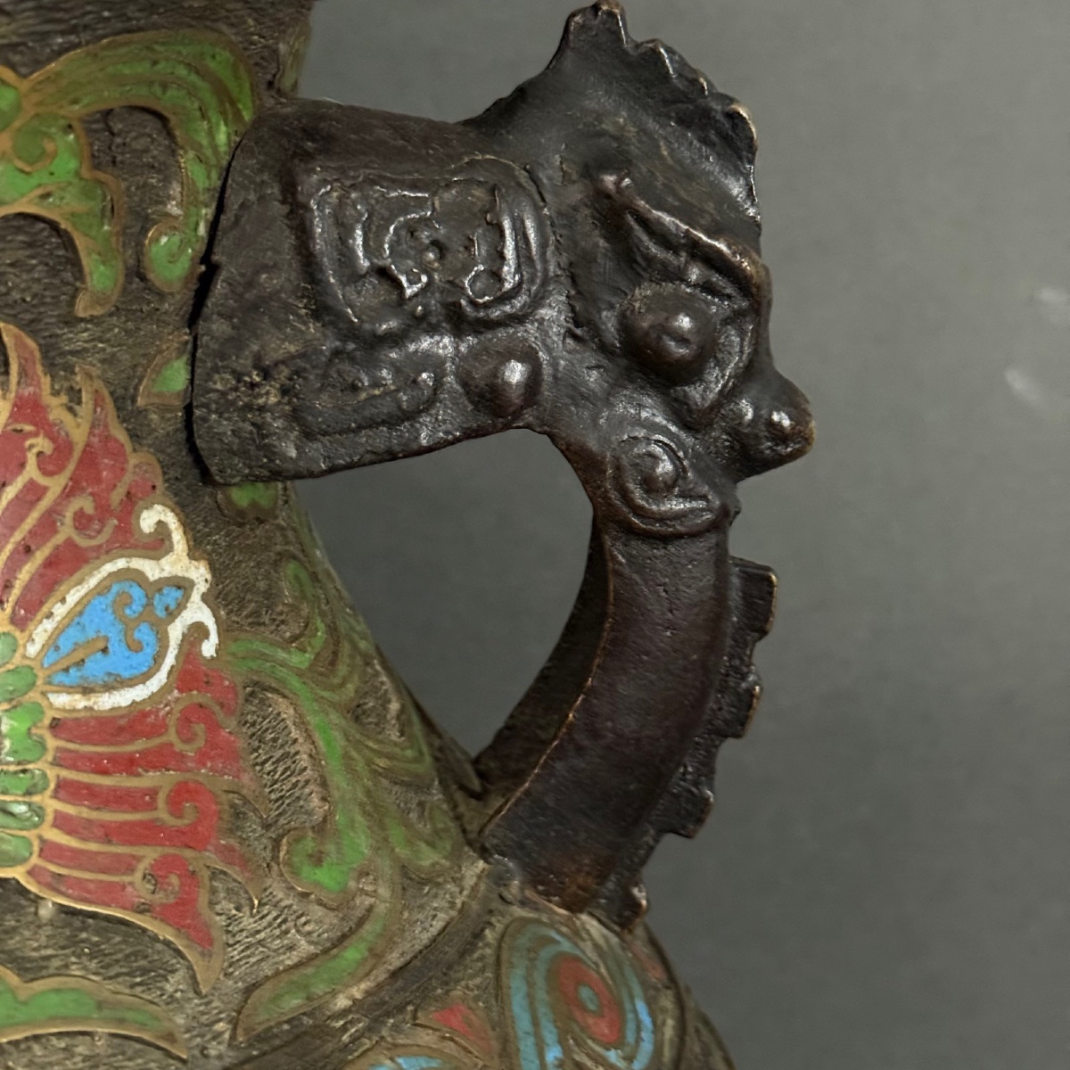 Grand vase japonais en bronze cloisonné à décor floral polychrome -photo-4