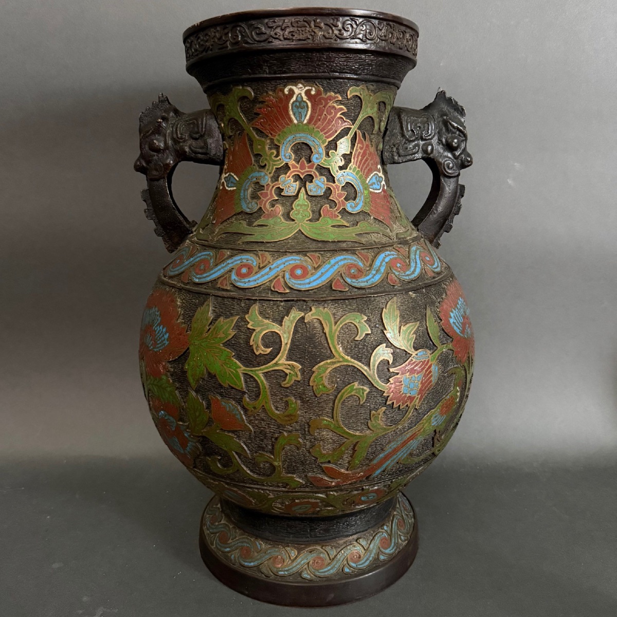 Grand vase japonais en bronze cloisonné à décor floral polychrome 