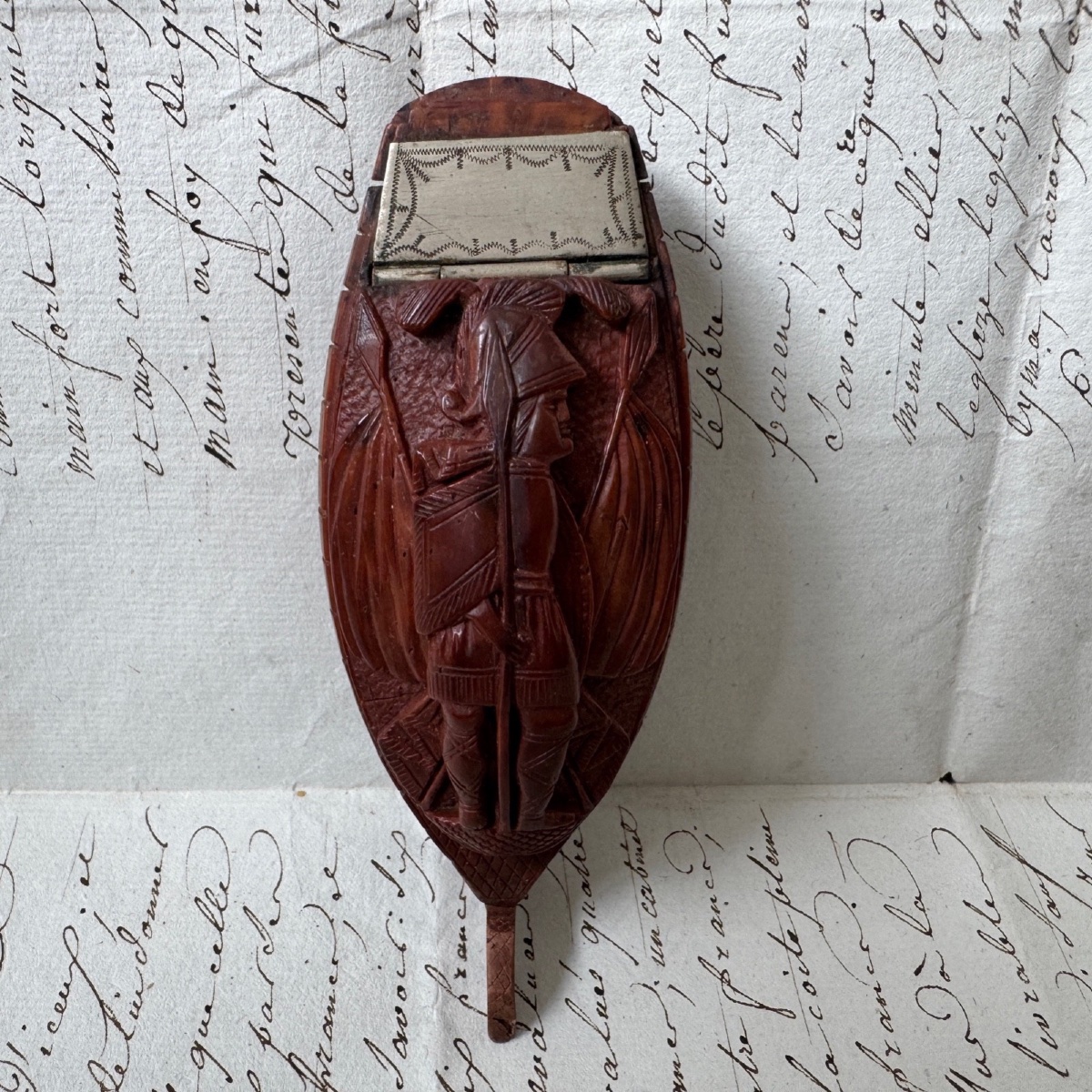 Tabatière corozo en forme de navire décor sculpté d'un empereur 