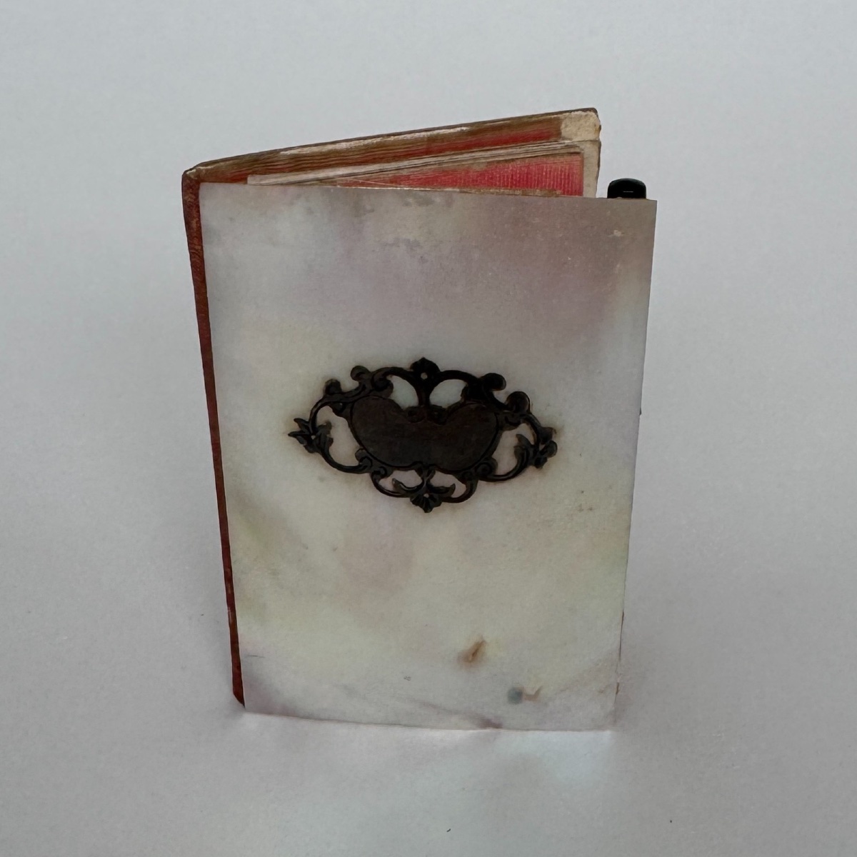 Carnet de bal en nacre XIXe ornementé d'une petite frise en argent -photo-3