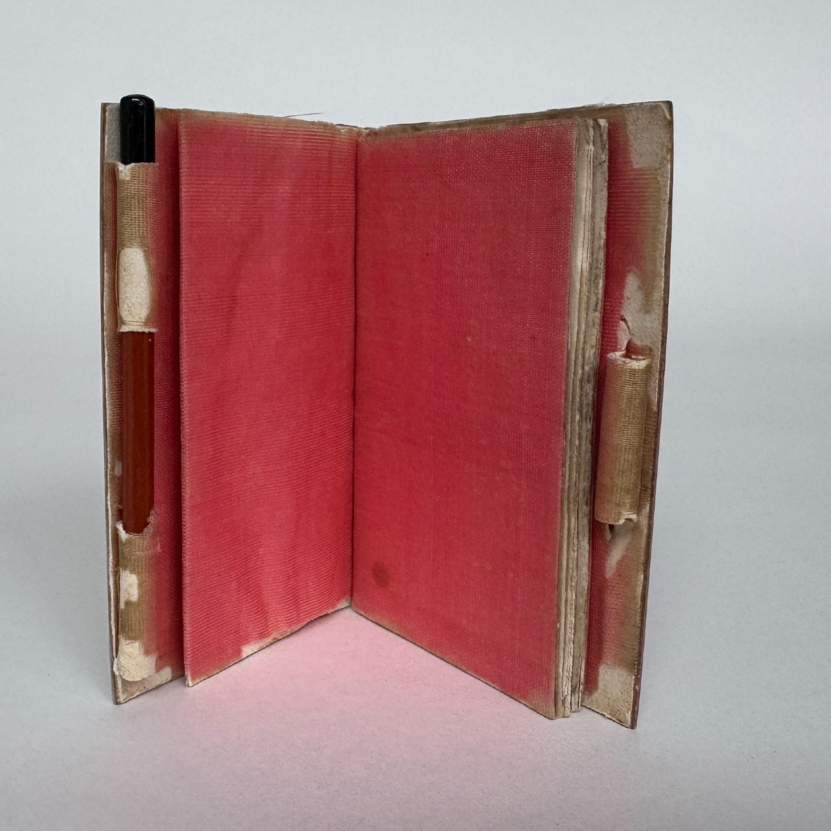 Carnet de bal en nacre XIXe ornementé d'une petite frise en argent -photo-1