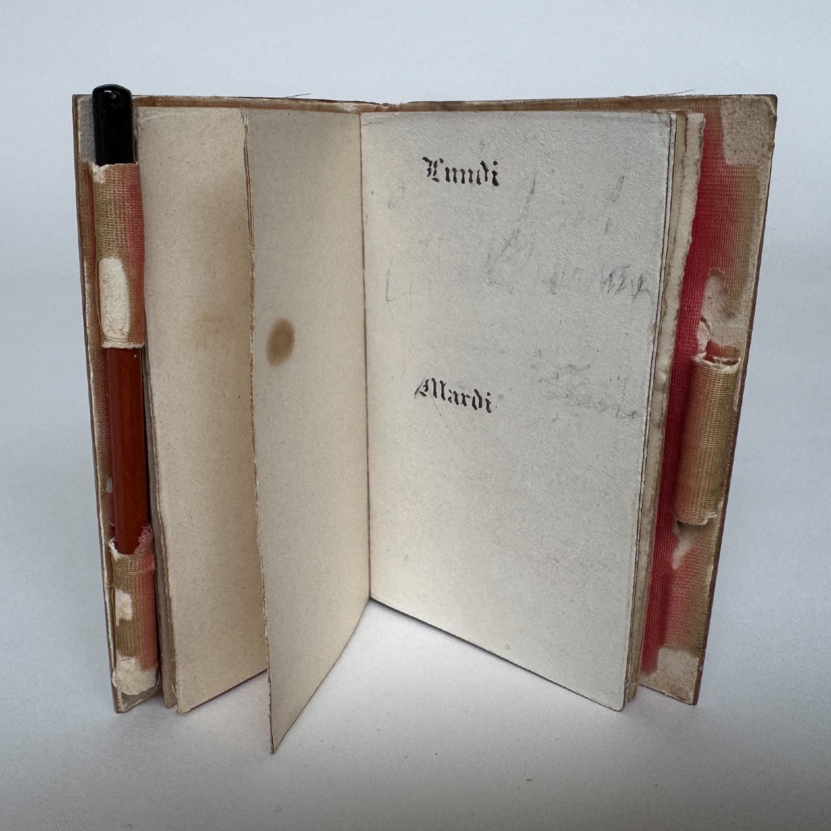 Carnet de bal en nacre XIXe ornementé d'une petite frise en argent -photo-4