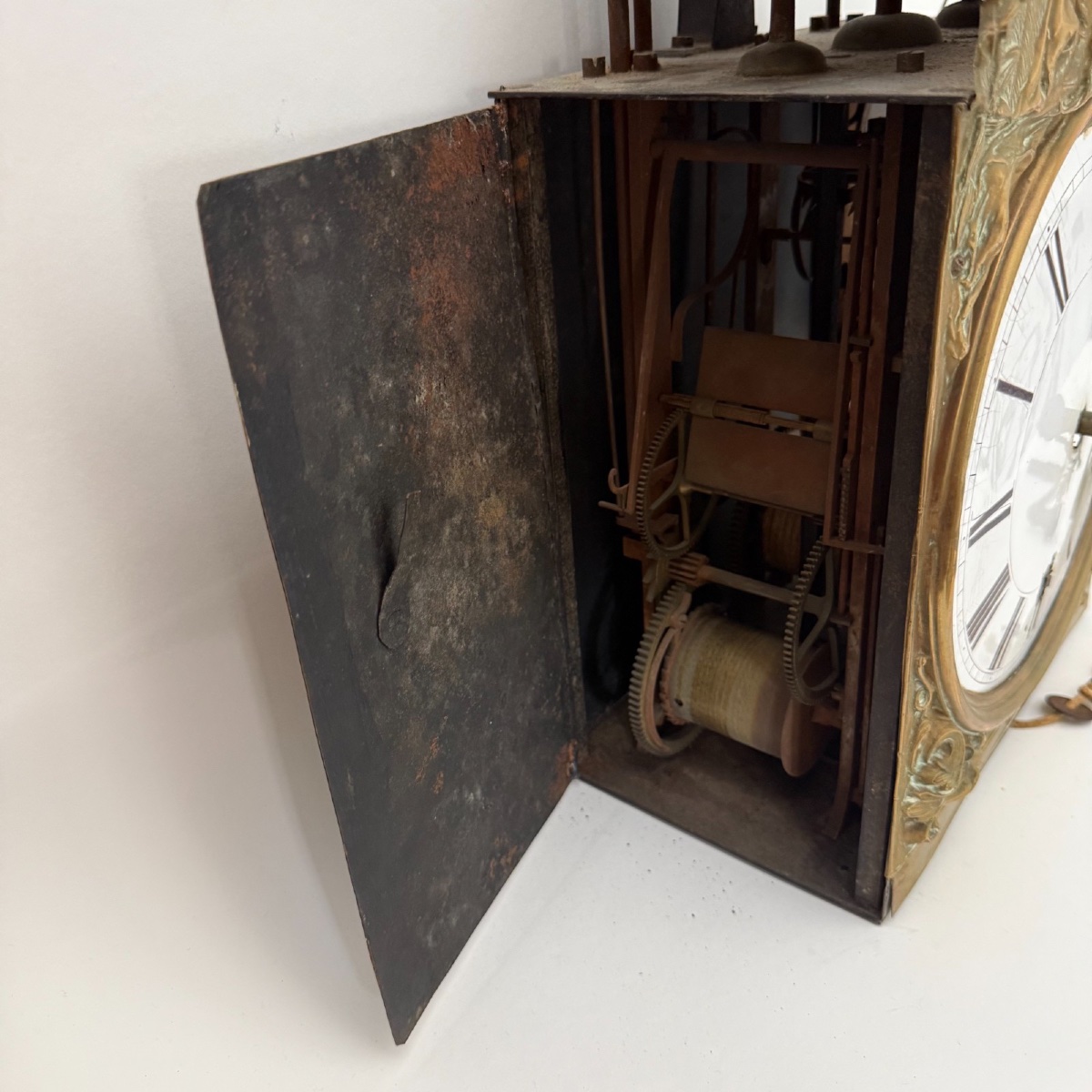 Mouvement d'horloge comtoise à trois cloches et fronton en laiton -photo-4
