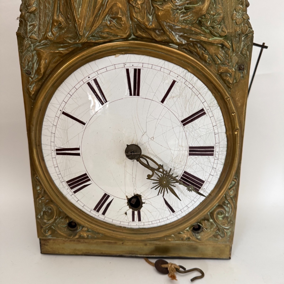 Mouvement d'horloge comtoise à trois cloches et fronton en laiton 