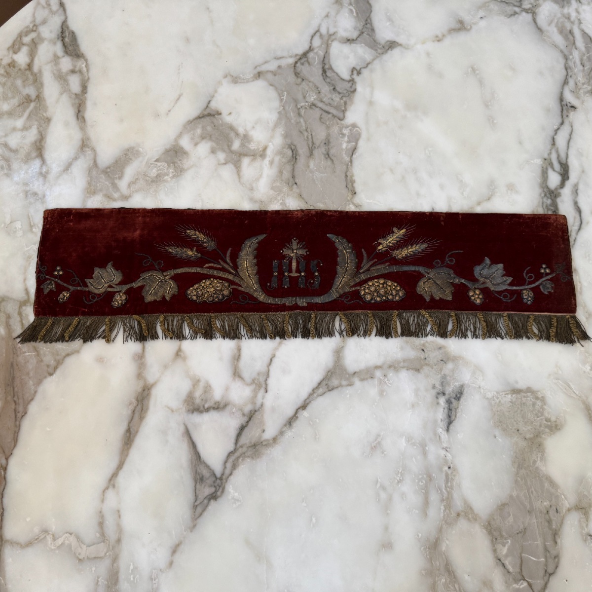 Cantonnière religieuse ancienne en velours rouge broderie au fil d'argent 