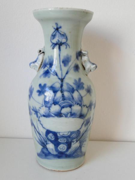 Vase bleu et blanc de Chine à décor ancien de feuillages 