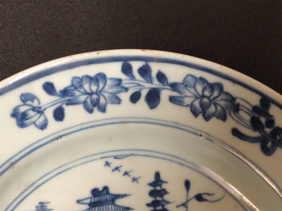 Assiette en porcelaine de Chine Décor floral et pagode XVIIIe-photo-3