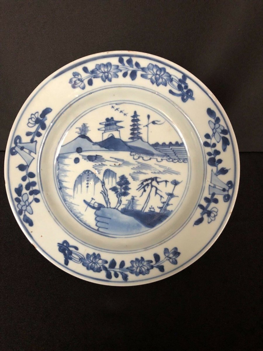 Assiette en porcelaine de Chine Décor floral et pagode XVIIIe