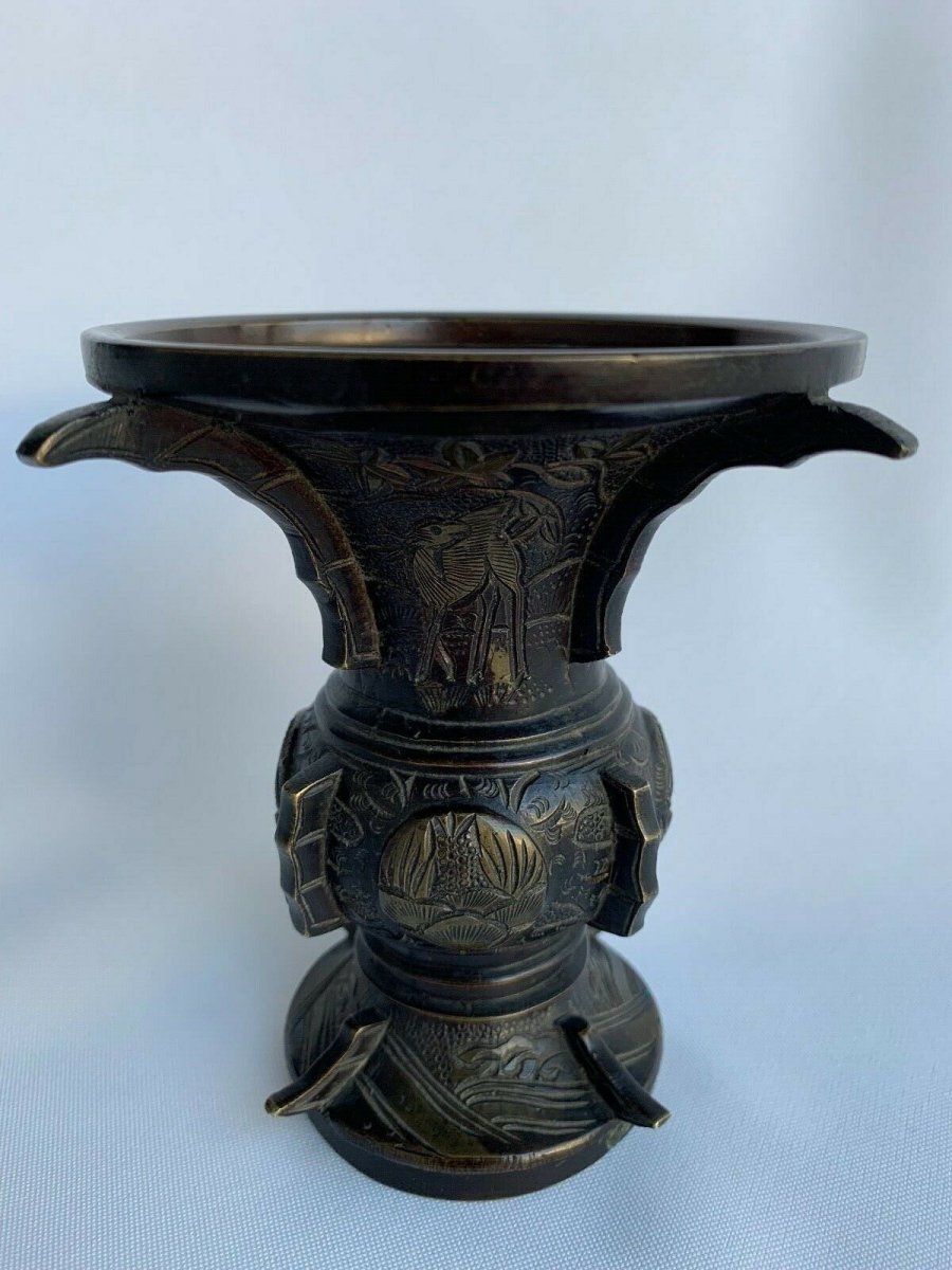 Vase japonais en bronze avec dorure Décor ciselé d'animaux Ailettes XIXe