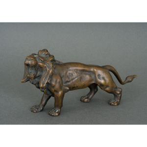 Statue en bronze représentant un lion XIXe Patine brune nuancée clair