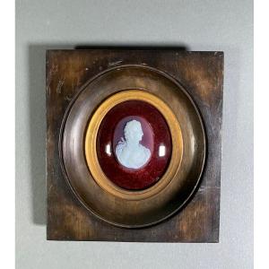 Camée profil de femme dans un cadre en bois XIXe